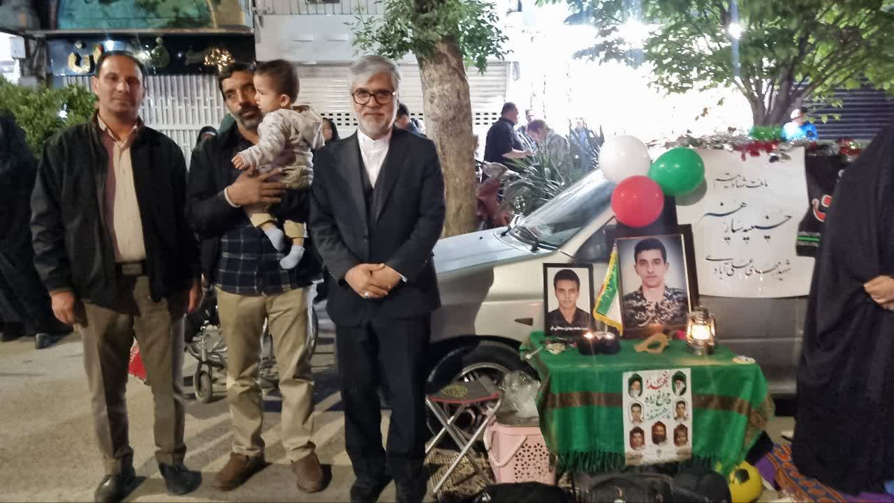 💠 حضور سید حسن میرفانی،  شهردار نیشابورو حسن یخدانی رئیس سازمان فرهنگی اجتماعی ورزشی شهرداری نیشابور  در حسینیه سیار هنر شهید مهدی علی آبادی و دیدار با خانواده شهید در شب میلاد حضرت امام رضا علیه السلام